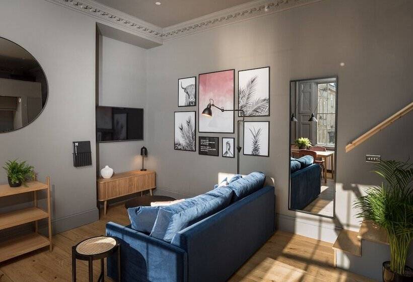 إستوديو ديلوكس, Hiding Space   Trim Street Apartments