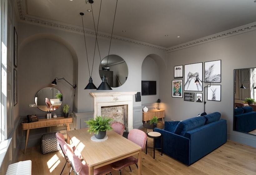 إستوديو ديلوكس, Hiding Space   Trim Street Apartments