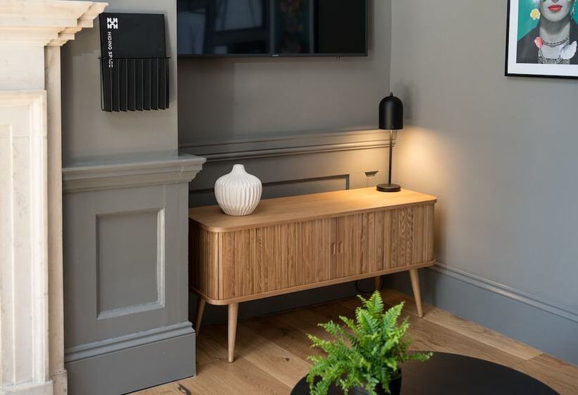 إستوديو ديلوكس, Hiding Space   Trim Street Apartments