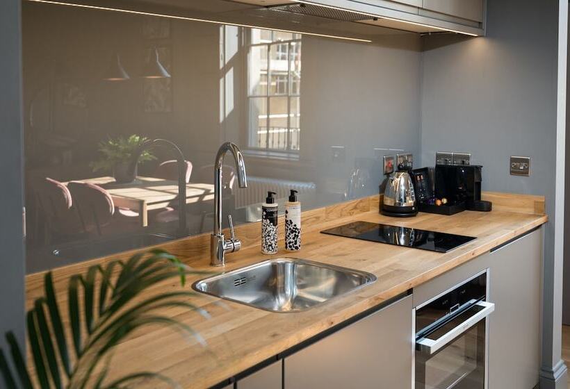 إستوديو ديلوكس, Hiding Space   Trim Street Apartments