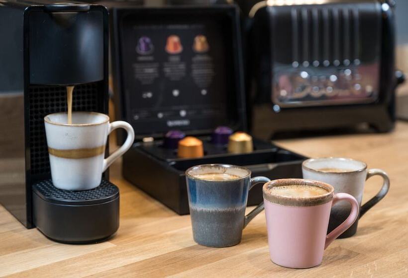 إستوديو ديلوكس, Hiding Space   Trim Street Apartments