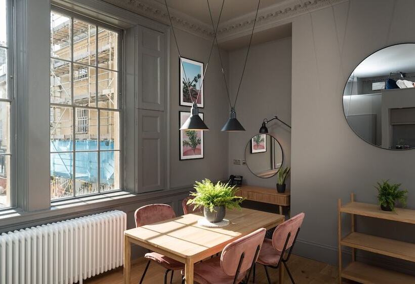 إستوديو ديلوكس, Hiding Space   Trim Street Apartments