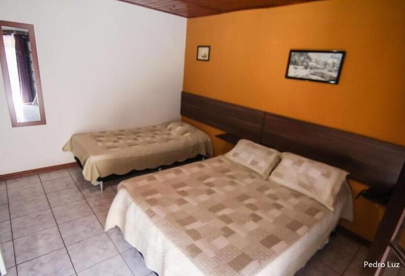 标准三人间, Halloween Inn Penedo