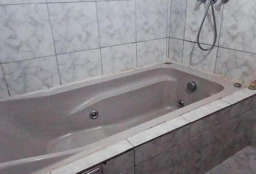 标准三人间, Halloween Inn Penedo