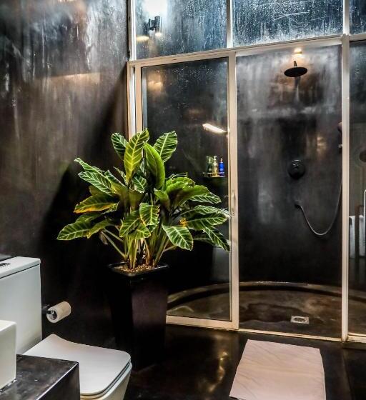 Семейный Номер, The Flame Tree Estate &