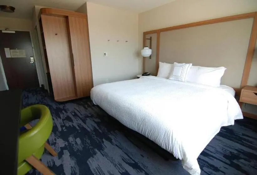 キングサイズベッドのスタンダードルーム, Fairfield Inn & Suites Winona