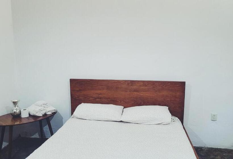 スタンダードルーム, Hoja Santa Posada