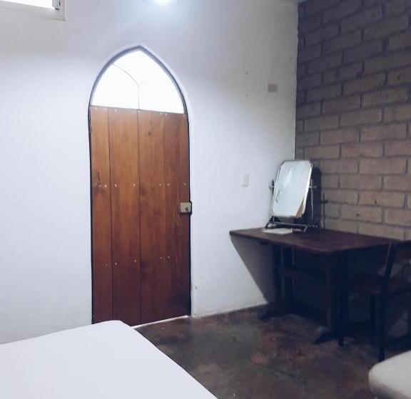 スタンダードルーム, Hoja Santa Posada