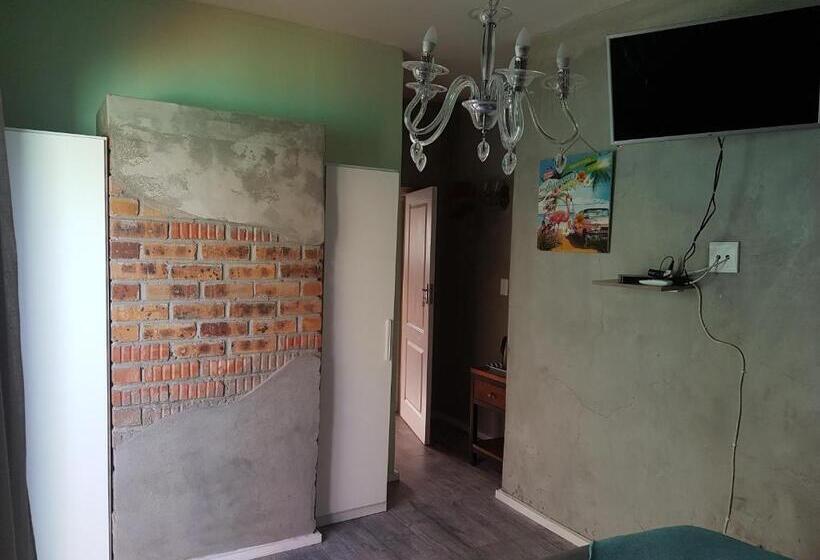 חדר סטנדרט, The Mountains