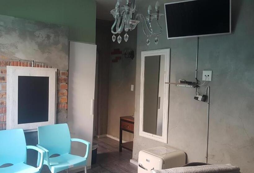 חדר סטנדרט, The Mountains