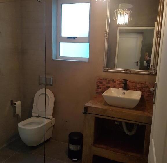 חדר סטנדרט, The Mountains