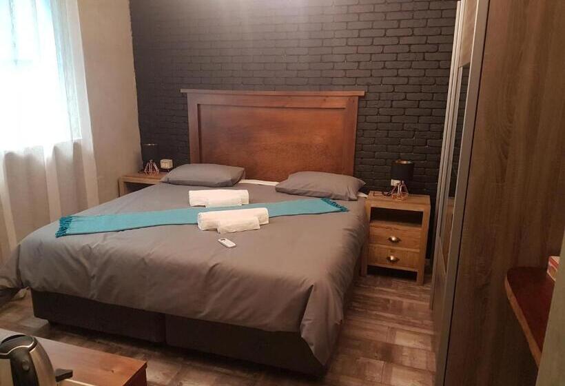 חדר סטנדרט, The Mountains