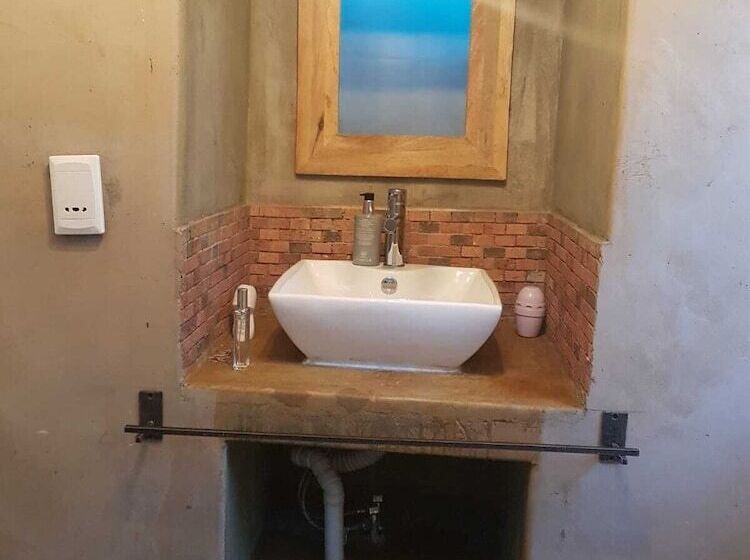 חדר סטנדרט, The Mountains