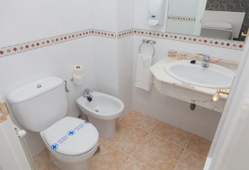 غرفة قياسية ثلاثية مزودة بتراس, Los Rosales