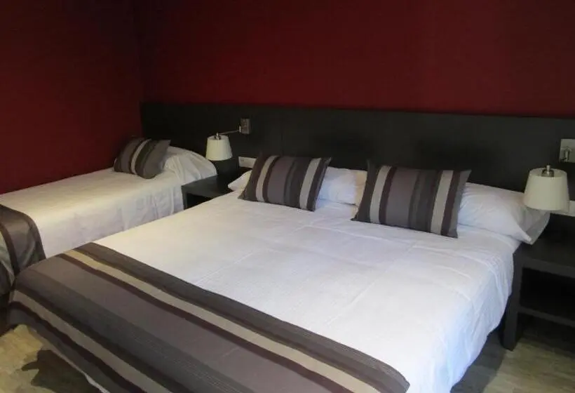 Standard Triple Room, Restaurante Y Alojamiento Can Mach