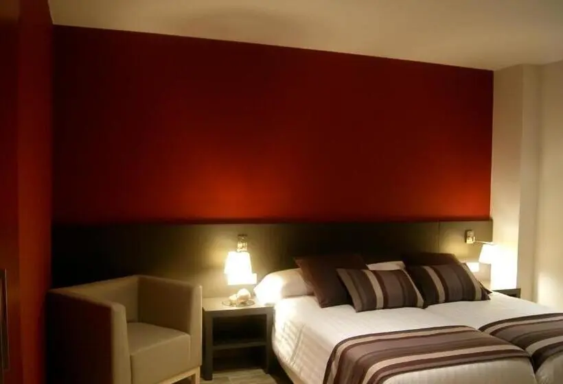 Standard Triple Room, Restaurante Y Alojamiento Can Mach