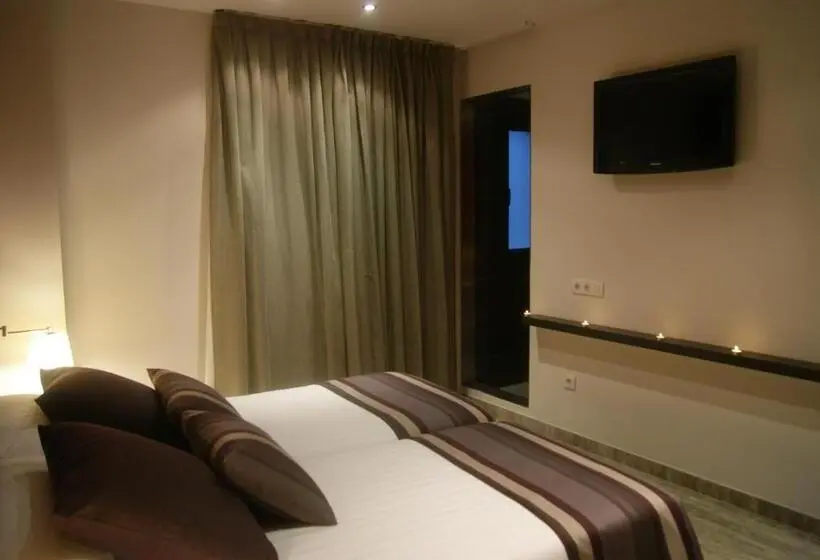 Standard Triple Room, Restaurante Y Alojamiento Can Mach