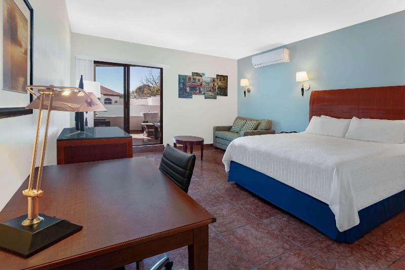 带大床的套房, Days Inn By Wyndham Piedras Negras