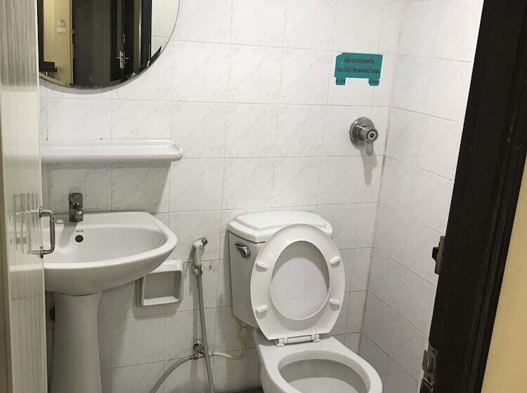 이코노미 룸, Khon Kaen Ruenrom