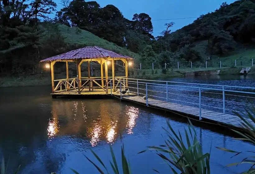 レイクビュースタンダードルーム, Burbi Lake Lodge Monteverde