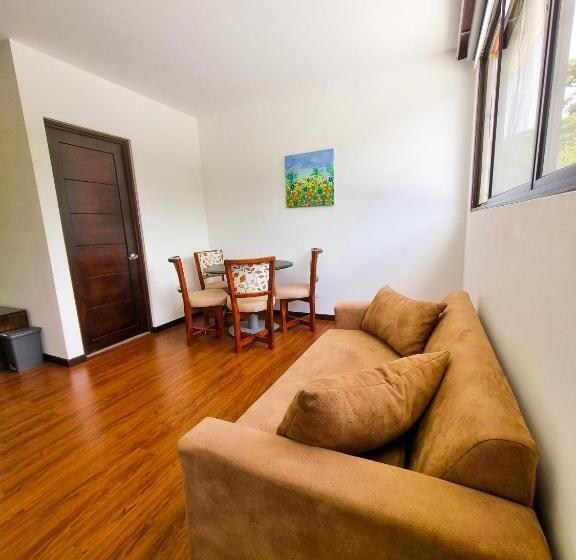חדר משפחתי נוף להרים, Burbi Lake Lodge Monteverde