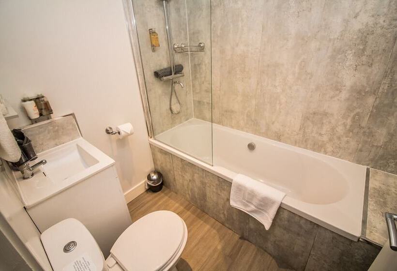 デラックストリプルルーム, The Saxon Inn