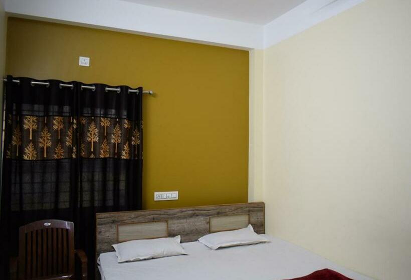 חדר בסיסי לשלושה, Jupiter Lodge