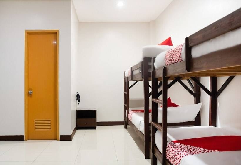 מיטה בחדר משותף, Oyo 153 Monclaire Suites