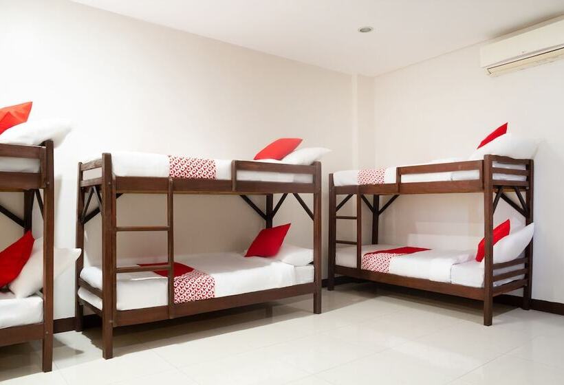 מיטה בחדר משותף, Oyo 153 Monclaire Suites