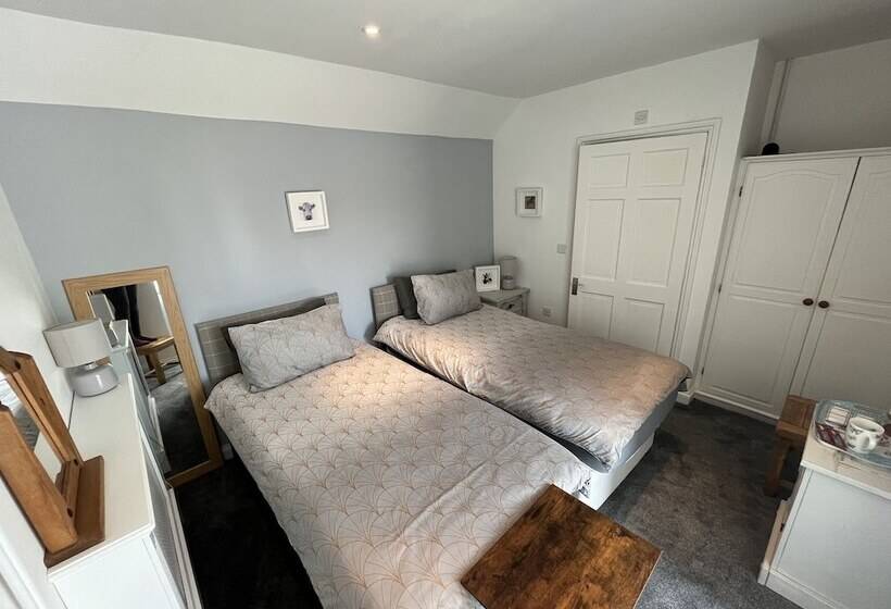 스탠다드 룸, The Ship Inn