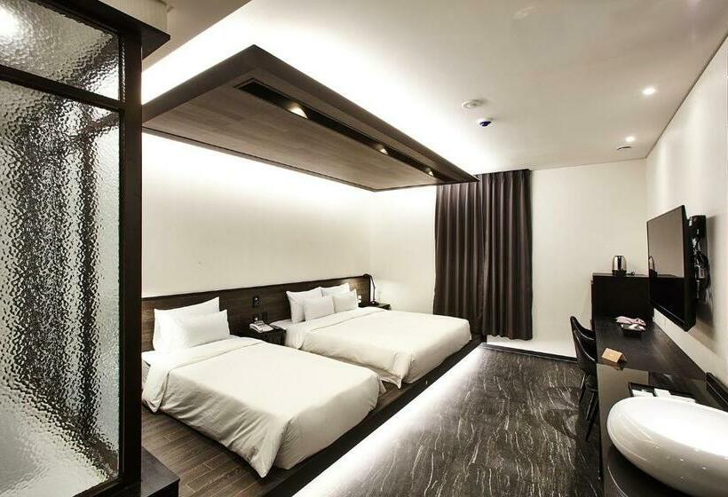 اتاق لوکس خانوادگی, Wanted