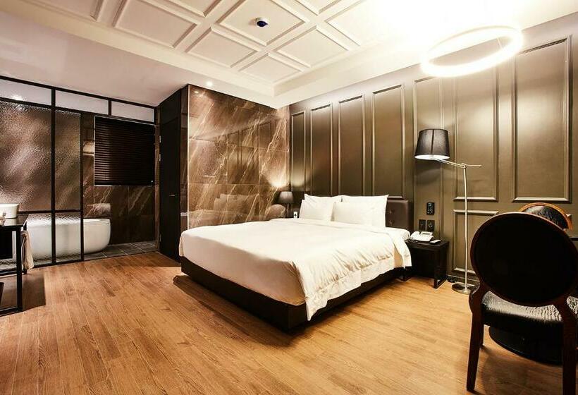 اتاق لوکس, Wanted