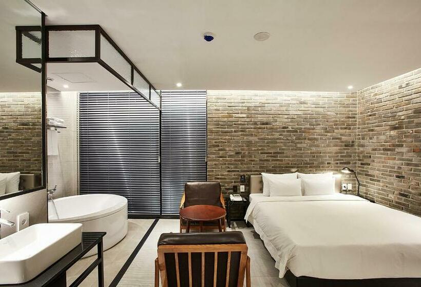 اتاق لوکس با بالکن, Wanted