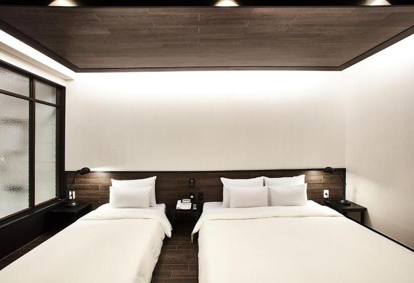 اتاق لوکس خانوادگی, Wanted