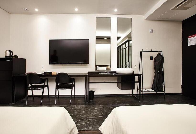 اتاق لوکس خانوادگی, Wanted