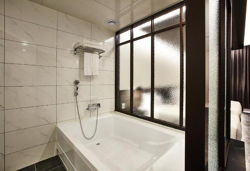 اتاق لوکس خانوادگی, Wanted