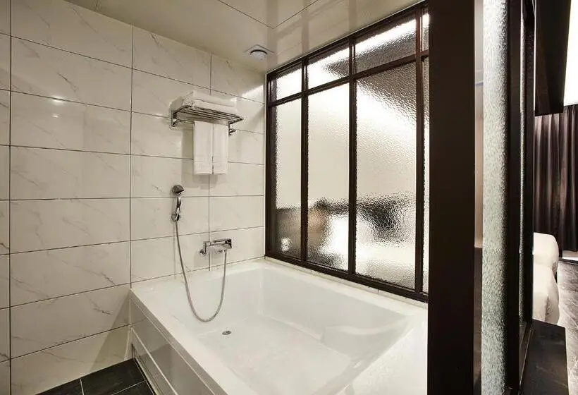 Habitació Familiar Deluxe, Wanted