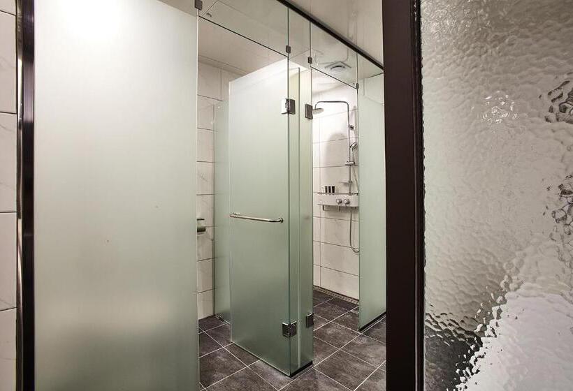 اتاق لوکس خانوادگی, Wanted