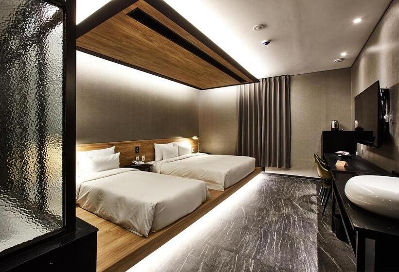 اتاق لوکس خانوادگی, Wanted