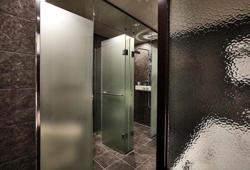 اتاق لوکس خانوادگی, Wanted