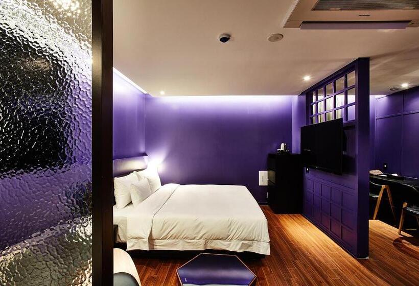 اتاق سوپریور, Wanted