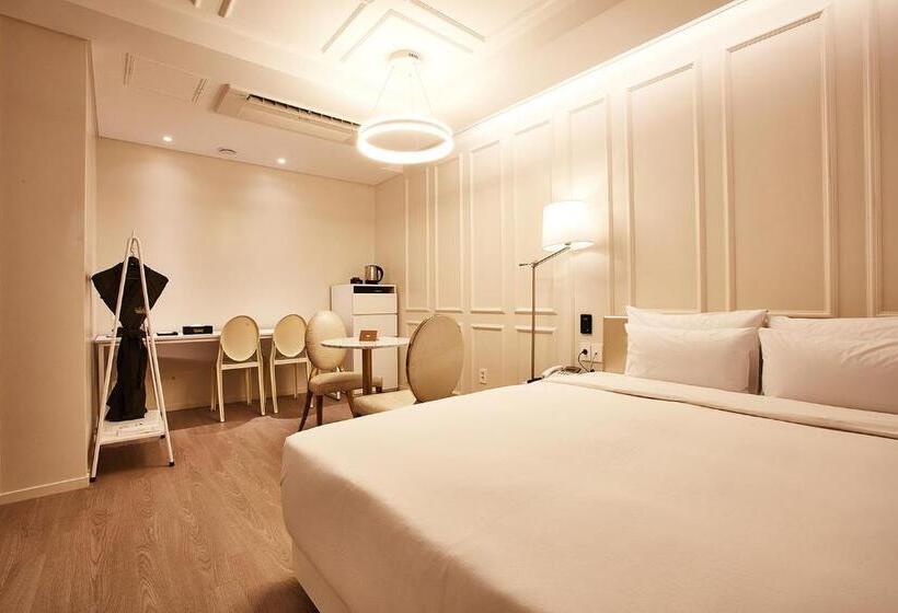 اتاق لوکس با تخت بزرگ, Wanted