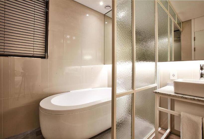 اتاق لوکس با تخت بزرگ, Wanted