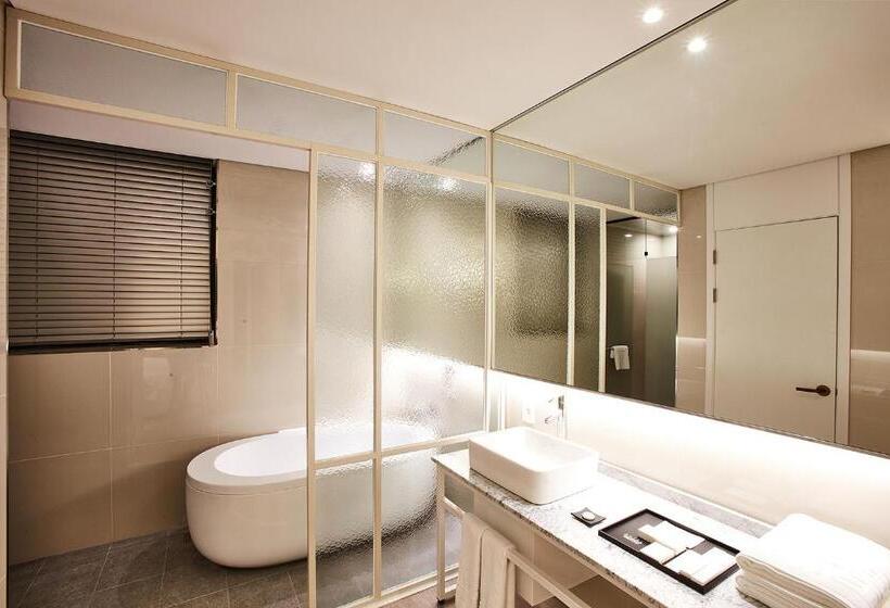 اتاق لوکس با تخت بزرگ, Wanted