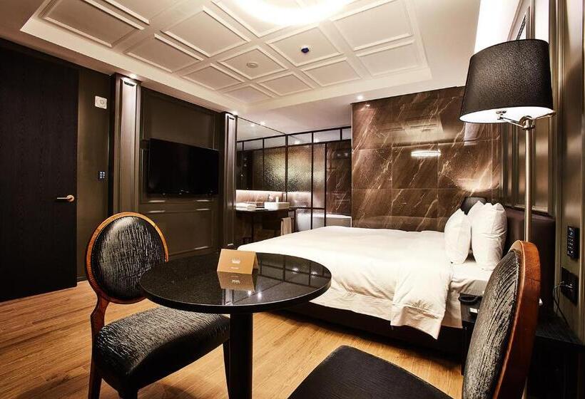 اتاق لوکس, Wanted