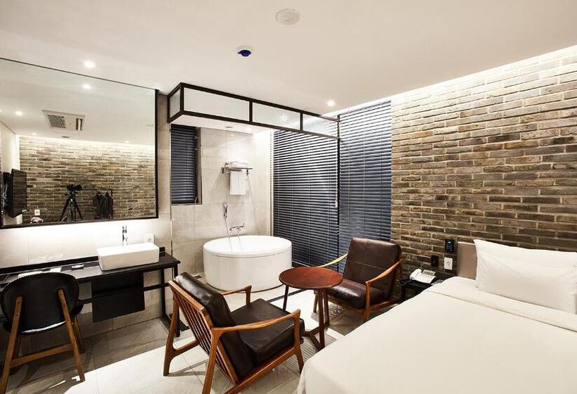 اتاق لوکس با بالکن, Wanted