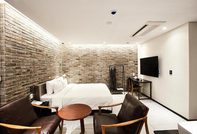 اتاق لوکس با بالکن, Wanted