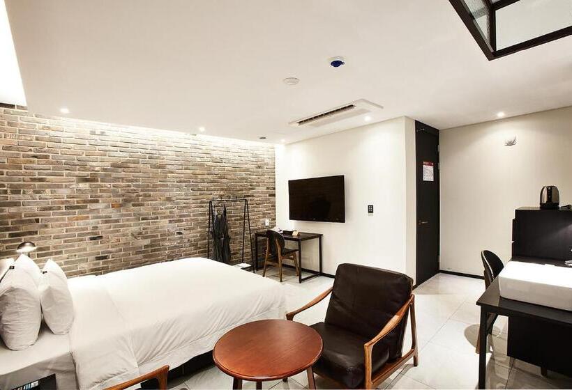 اتاق لوکس با بالکن, Wanted