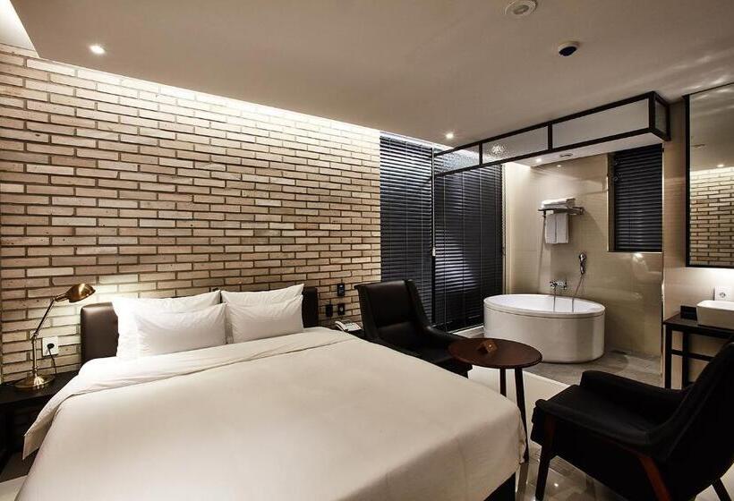 اتاق لوکس با بالکن, Wanted