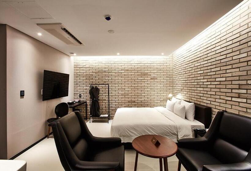 اتاق لوکس با بالکن, Wanted